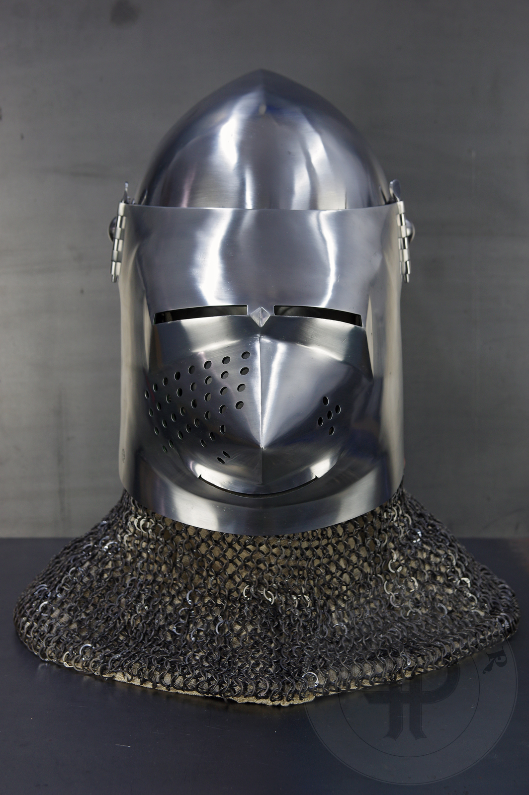 Helmet inspired by the Lyle bascinet from Royal Armouries in Leeds, formerly part of Churburg armoury. Material: 2 mm steel with 0,3 % carbon. Heat treatment: hardened and tempered up to 34 HRC. Weight 4,220 kg / Przybica starszego typu tzw. psi pysk wzorowana na oryginale z Royal Armouries w Leeds, poprzednio cz zbrojowni w Churburgu. Materia: stal 2 mm o zawartoci wgla 0,3%. Hartowany i odpuszczany do 34 HRC. Waga 4,220 kg.